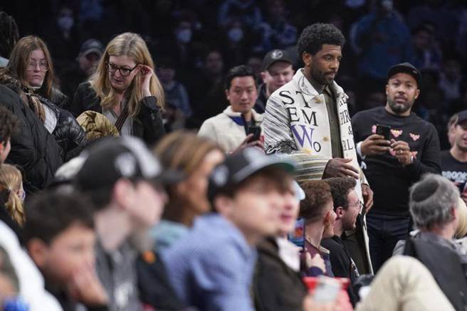 篮网后卫厄文在观眾席观看比赛。（美联社）