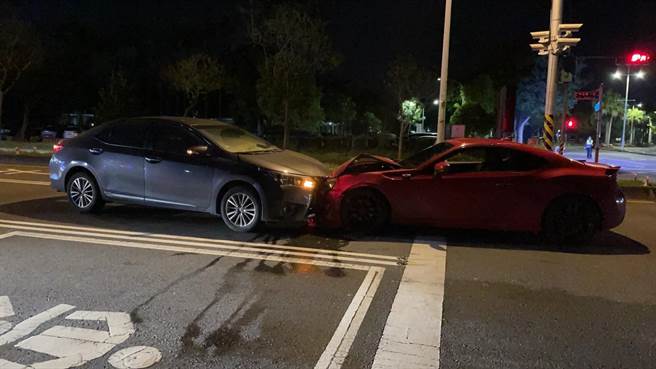 宜兰市昨日晚间7时许，酒测值超标的25岁李姓男子驾驶自小客车，与等待红绿灯的自小客车发生碰撞。(宜兰县警察局提供／吴佩蓉宜兰传真）