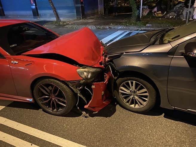 宜兰市昨日晚间7时许，酒测值超标的25岁李姓男子驾驶自小客车，与等待红绿灯的自小客车发生碰撞。(宜兰县警察局提供／吴佩蓉宜兰传真）