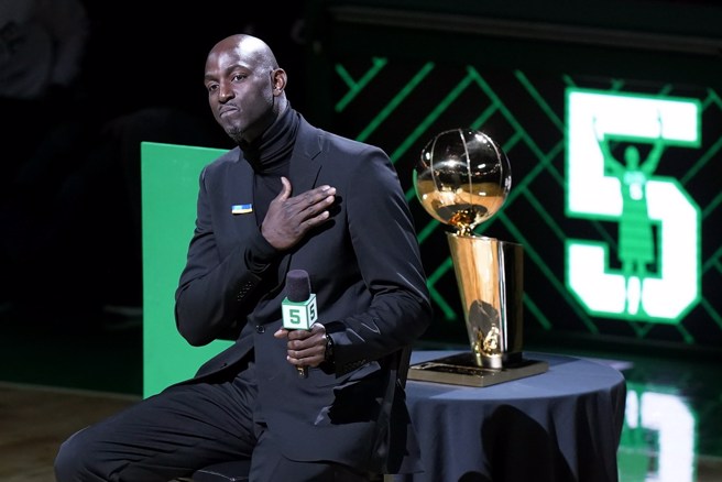 贾奈特在自己球衣退役仪式上致词。(美联社)