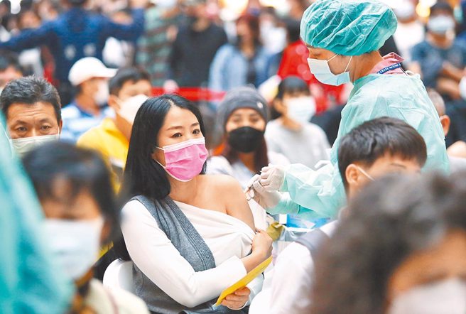 专家提醒，若国内第三剂接种率始终拉不高，恐衝击群体免疫力。（资料照）