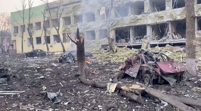 圖為烏克蘭的醫院遭到轟炸。(圖/路透)