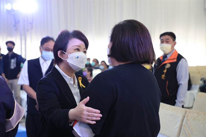 台中市中区兴中街一栋出租套房大楼6日发生恶火酿6死悲剧，市府14日在崇德殡仪馆景福厅举行罹难者联合公祭，市长卢秀燕到场吊唁。（台中市府提供／卢金足台中传真）