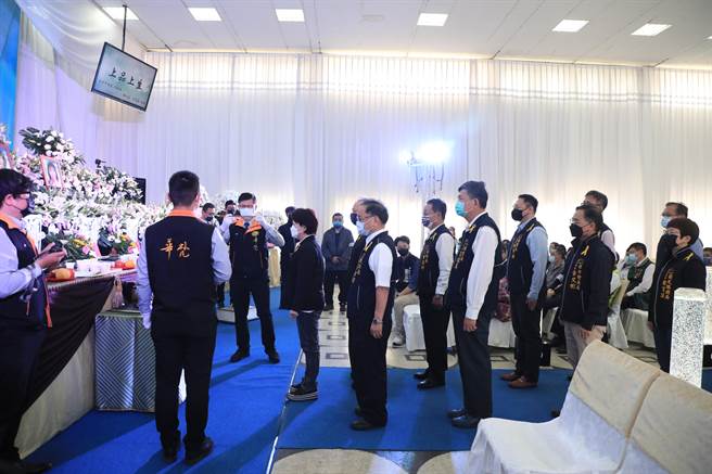 台中市政府14日为兴中街大火6名罹难者举行联合公祭，市长卢秀燕率市府各局处首长到场吊唁。（台中市府提供／卢金足台中传真）