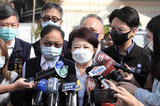 台中市长卢秀燕14日出席兴中街火灾罹难者联合公祭，她强调，全力协助丧葬事宜，协助家属度过难关。（卢金足摄）