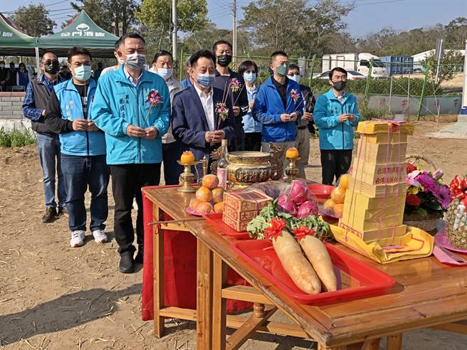 金门县长杨镇浯（前排左一）、议长洪允典（前排左二）率府、会团队虔敬祈祝工程顺利进行。（李金生摄）
