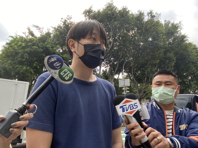 女童的鄰居陳先生14日上午受訪轉述女童昨晚收拾行李的心情，呼籲女童父親與法院能尊重女童的想法。（張妍溱攝）