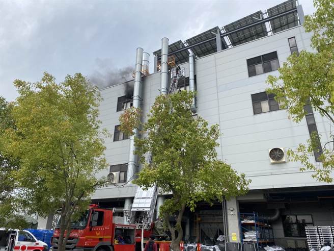 云林县斗六市云林科技工业区工厂火警，4楼冒浓烟无人受困。（读者提供／张朝欣云林传真）