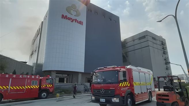 美福倉儲悶燒邁入第4天，桃園市長鄭文燦14日直奔現場了解狀況。(蔡依珍攝)