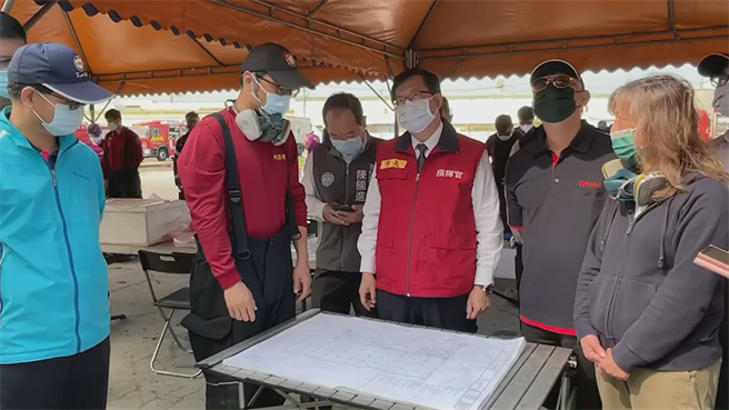 美福倉儲悶燒邁入第4天，桃園市長鄭文燦14日直奔現場了解狀況。(蔡依珍攝)