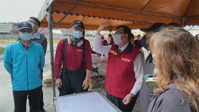 美福倉儲悶燒邁入第4天，桃園市長鄭文燦14日直奔現場了解狀況。(蔡依珍攝)