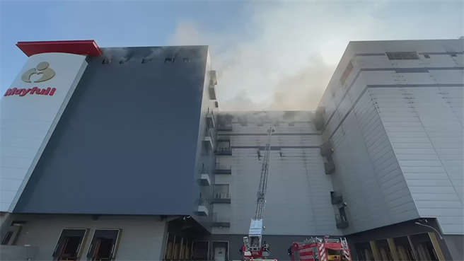 美福倉儲悶燒邁入第4天，桃園市長鄭文燦14日直奔現場了解狀況。(蔡依珍攝)