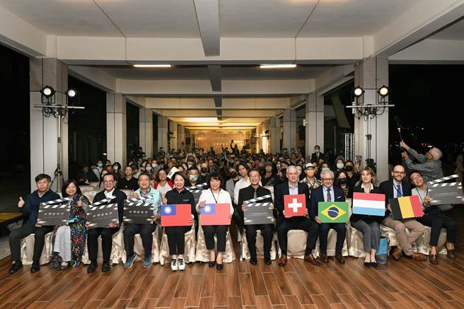 2022嘉義國際藝術紀錄影展11日晚間熱鬧揭開序幕嘉義市長黃敏惠（中）與藝術總監黃明川（右6）等多位嘉賓出席。（嘉義國際藝術紀錄影展提供）