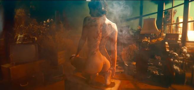 《三繪一身》藝術家黃廷瑞以繪畫手法，在女主角身體上進行繪畫創作。（嘉義國際藝術紀錄影展提供）