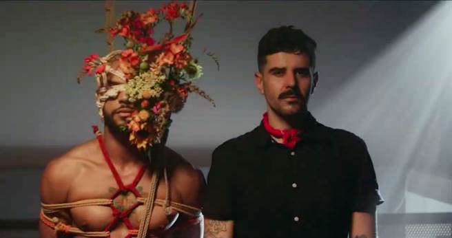 《莫達》影片中不同模特兒的樣貌搭配著不同的音樂，法比奧達夢達（右）手持繩索，開始綑綁模特兒，最後再插上花朵於頭上，拿起相機開始拍攝他的繩縛作品。（嘉義國際藝術紀錄影展提供)