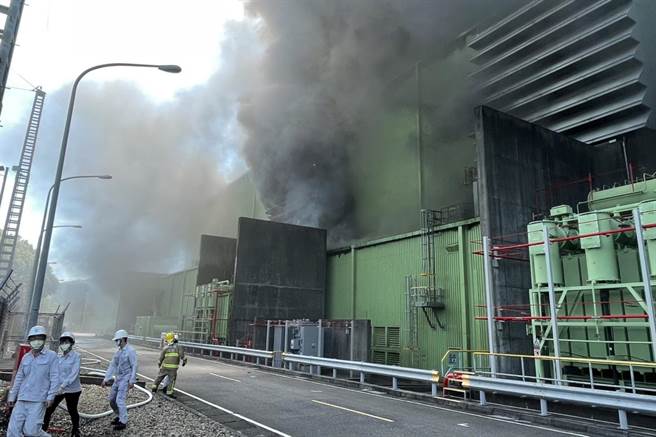 新桃電力公司第一發電槽發生火警。（新竹縣消防局提供／羅浚濱新竹傳真）