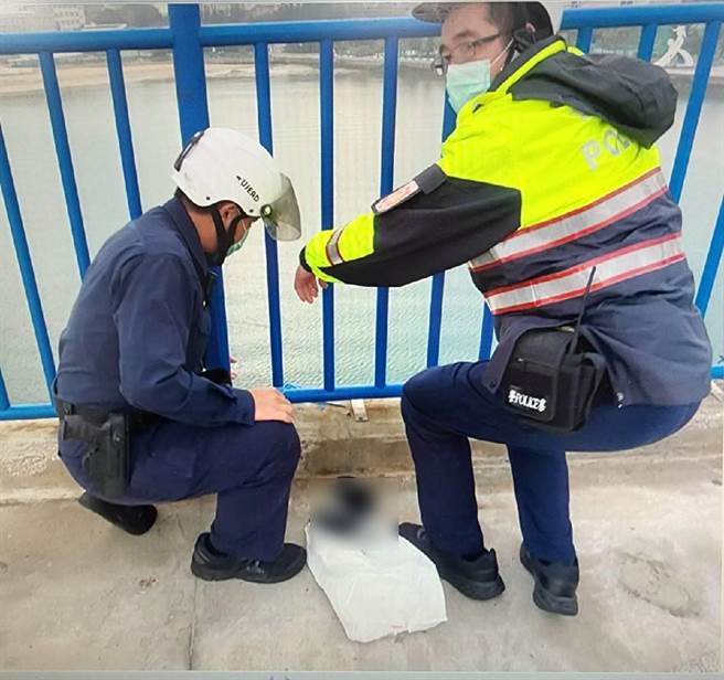 澎湖警消到西瀛虹桥抢救想不开的男子。（翻摄照片／林瑞益高雄传真）