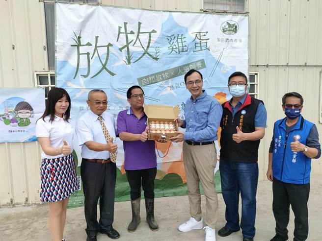 國民黨主席朱立倫（右三）南下彰化拜會基層，也關心農民產銷情況，一早第一站先到御品園畜牧場，了解友善快樂雞蛋的飼養生產過程。（謝瓊雲攝）