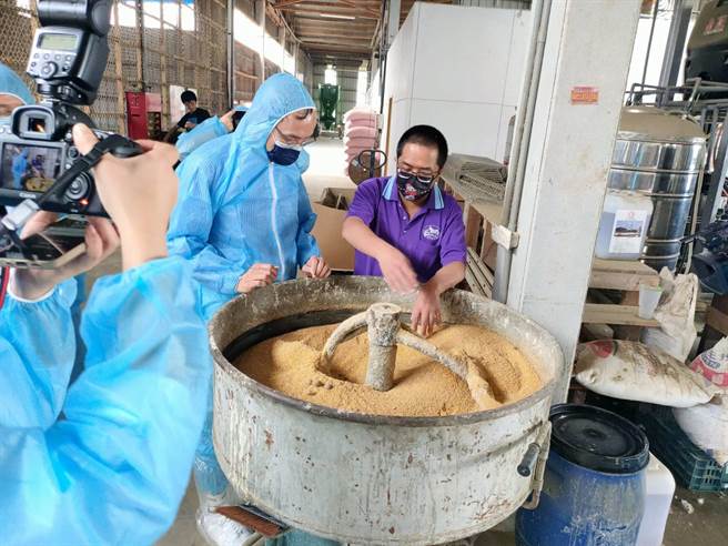 國民黨主席朱立倫南下彰化拜會基層，也關心農民產銷情況。（謝瓊雲攝）