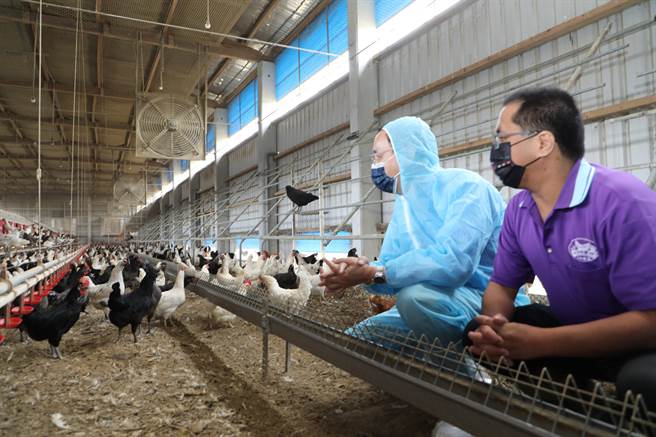 國民黨主席朱立倫南下彰化拜會基層，也關心農民產銷情況。（謝瓊雲攝）