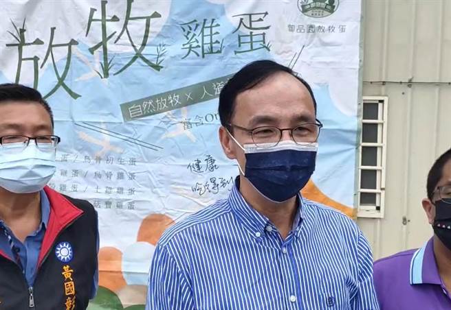 朱立倫提到近日蘇貞昌與蔣萬安之間的衝突，嘲諷行政院長蘇貞昌只會耍嘴皮又不做事，還轉述地方說法，指蘇「欠電」又「沒用」。（謝瓊雲攝）