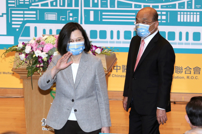 蔡英文总统（左）、行政院长苏贞昌（右）13日出席第92届国医节庆祝大会暨2022国际中医药临床学术大会开幕式。（资料照/黄世麒摄）