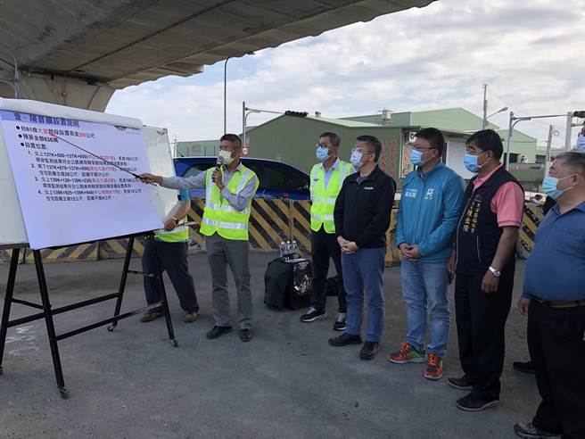 公路总局台中工务段长郭纯鑑等进行简报。（陈世宗摄）