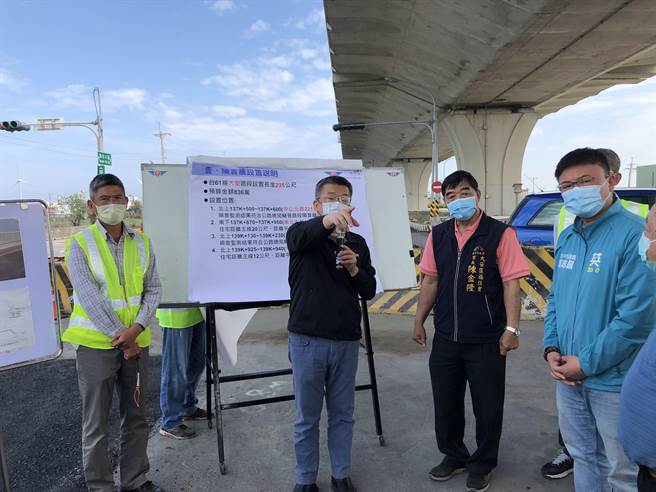 蔡其昌强调，四区全部工程预定明年1月完工，工期约8个月，透过设置隔音墙改善海线西滨沿线的噪音问题。（陈世宗摄）
