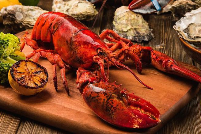 （台北松山意舍酒店推出多項餐飲優惠搶市，單人套餐點龍蝦最划算，第二人只要半價。圖／台北松山意舍酒店）