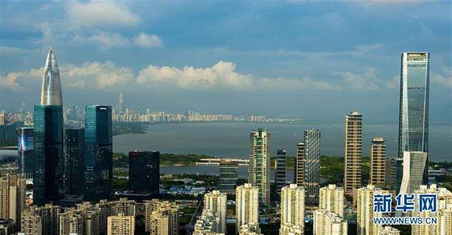 深圳昨(13日)晚也宣布封城，不少台资企业深圳厂区也相继宣布停工。(新华社)