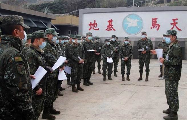 马祖防卫指挥部副指挥官陈少将月前主持信号枪操作教育训练，并由步训部教官蒞部授课。青年日报提供