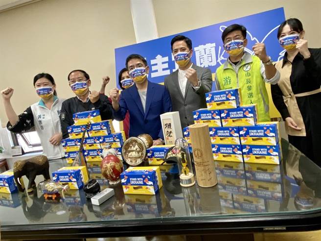 宜兰市长江聪渊为了响应外交部发起人道救援乌克兰的捐款及物资募集活动，提供10件纪念品捐出义卖，还准备捐赠500个医疗口罩，盼能藉此包砖引玉，让更多民眾加入捐赠助人的行列。（吴佩蓉摄）