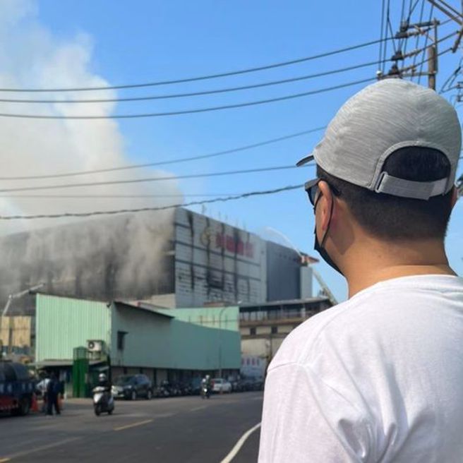 图为罗智强经过美福公司位于桃园芦竹的仓储。（图片摘自罗智强脸书）