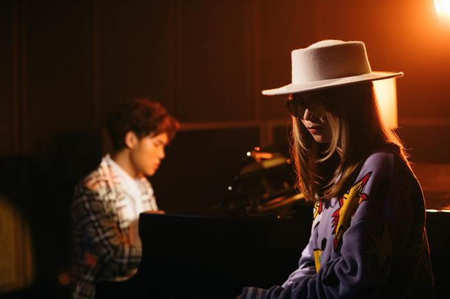 蔡明仁携手金曲新人坏特？te对唱情歌〈牵着我的手〉。（好朋友工作室提供）