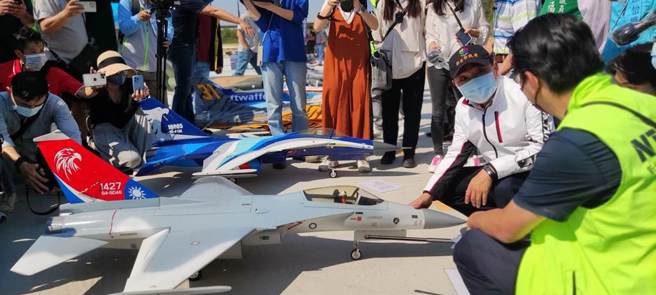 新北市长侯友宜视察后村堰遥控飞机场，看到经国号战机遥控机，特别称讚这台湾战斗机之光。（陈慰慈摄）