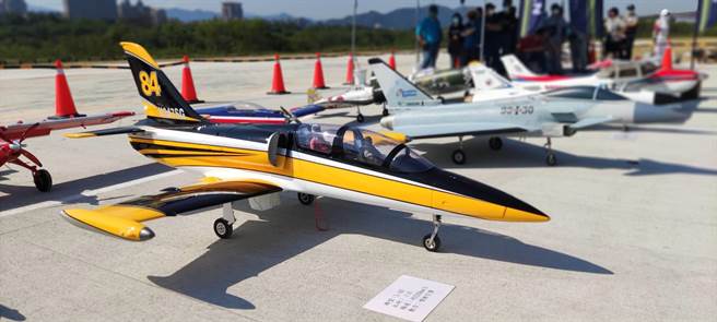 新北市高滩处投入2000万元经费，在树林、莺歌交界处设立后村堰遥控飞机场，不少玩家带着遥控飞机前来试飞。（陈慰慈摄）