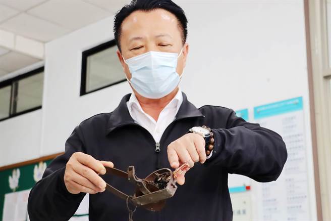 嘉義縣家畜疾病防治所查獲的捕獸鋏仍遺留殘肢、斷骨。（呂妍庭攝）
