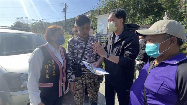 花蓮縣秀林鄉三棧公墓正興建納骨牆基地施工作業，竟不慎挖到民眾的祖墳，秀林鄉公所也承諾，將在清明節前，協助家屬復原墓碑，完成招魂儀式，並依當地族人習俗安撫祖靈。（民眾提供／羅亦晽花蓮傳真）