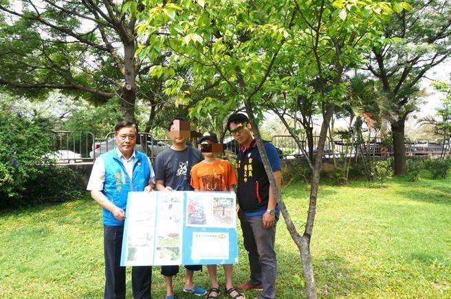 2016年3月底发生在台中市西屯区福瑞公园的铁条伤害当时才13岁少年的眼睛，右眼几近全盲，家长当时与孩子在市议员杨正中陪同下出面控诉。（资料照／卢金足台中传真）