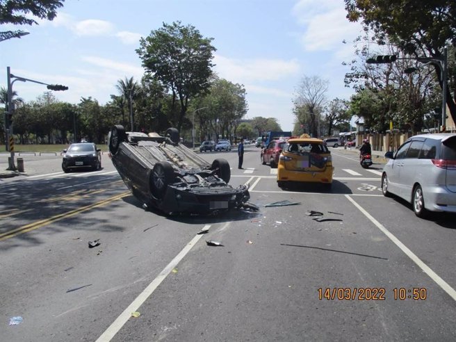 左营区军校路发生4车追撞事故，造成1车翻覆。（翻摄照片／林瑞益高雄传真）