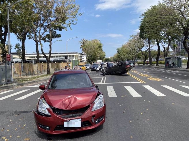 左营区军校路发生4车追撞事故，造成1车翻覆，红色汽车车头毁损严重。（翻摄照片／林瑞益高雄传真）