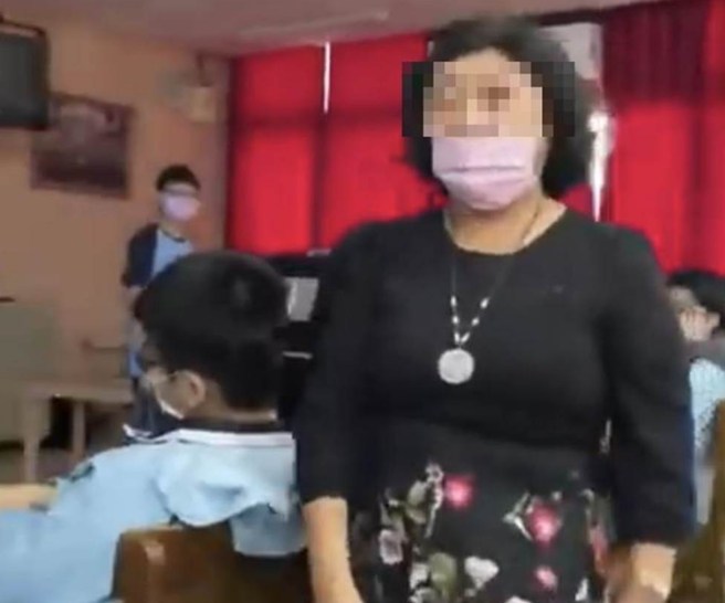中一中吕姓音乐女老师在课堂上情绪失控，与学生爆发严重口角，更一度试图抢下录影学生的手机。(图／影片截图)
