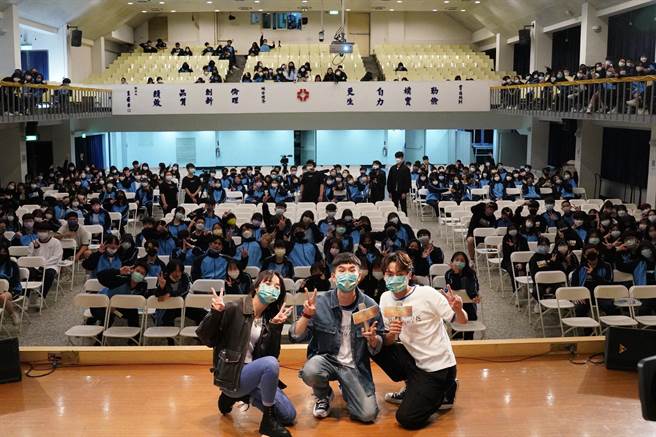 李沐（左起）、杜政哲跟大鶴到普林思頓育達高職進行校園座談。（華映提供）