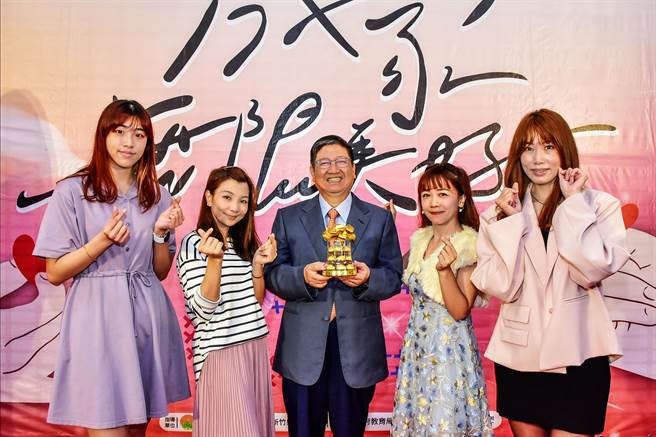 新竹縣「成家，無限美好！」活動開跑，縣長楊文科邀單身青年男女一起談戀愛。（羅浚濱攝）