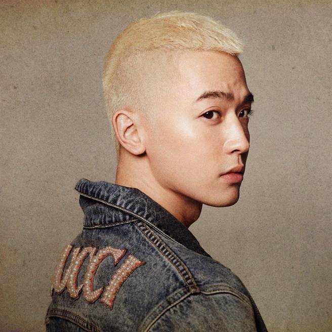 吳思賢平頭金髮新造型搶眼。（藝和創藝提供）