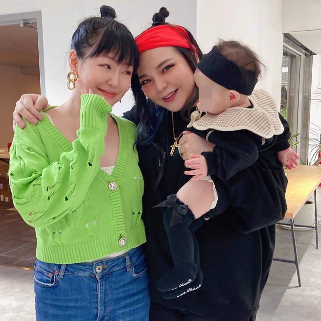 小甜甜日前带老公、女儿登上小S节目，分享一家三口的生活。（图／取材自小甜甜 张可昀脸书）