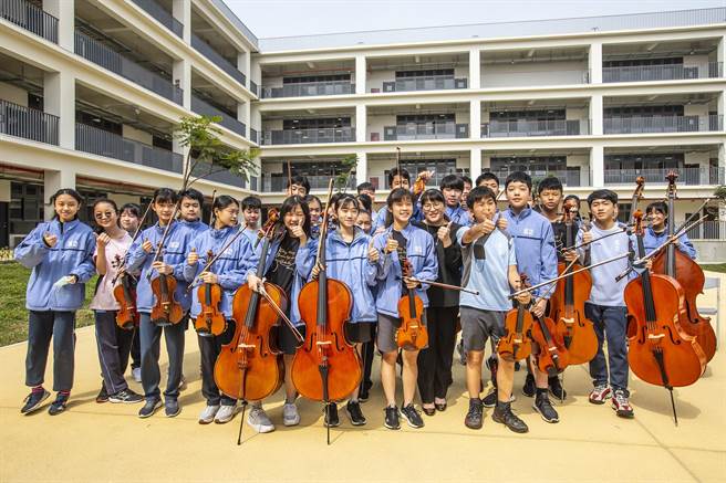 竹北市成功國中弦樂團在停電「盲奏」得特優，最受矚目外，該校管樂團、直笛團及鋼琴五重奏也拿下特優。（羅浚濱攝）