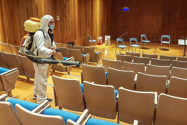 新竹縣政府承辦全國學生音樂比賽全區個人決賽，採高規格防疫措施，文化局演藝廳等5處場地已進行消毒。（羅浚濱攝）