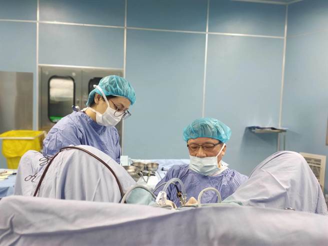 為恭醫院泌尿科主任邱基旭為病患做治療。(為恭醫院提供／李京昇苗栗傳真)