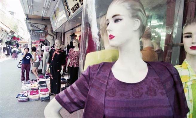 雙北不明感染源再擴大，一名在五分埔工作的女子自行篩檢，發現染疫。（資料照）